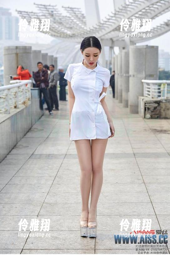 AISS爱丝(黄金版) - 索菲的写真：长腿引人瞩目，其他人都怕丢脸
