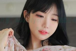 这些瑜伽照片里，Addielyn(에디린)到底在传达什么信息？
