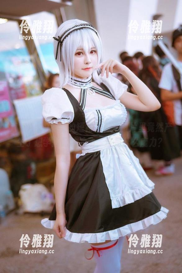 直视Arty亚缇的短裙写真，图片里竟然产生了想学搭配的冲动，这是什么魔力？