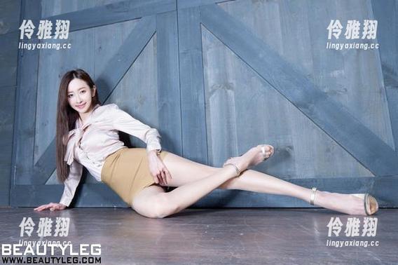 Beautyleg - 当短裙遇上Faye，图集中流淌着无圣光的闲适气息。