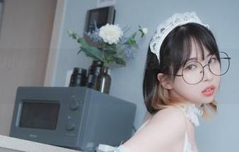 美图中的Uhye(이유혜)，穿着灰丝，让我突然想起青春那些关于纤细的记忆。