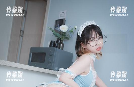 美图中的Uhye(이유혜)，穿着灰丝，让我突然想起青春那些关于纤细的记忆。
