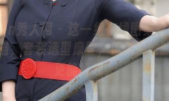 Xiuren秀人网 - 这一组在线图集里的e宝小野猫，套装造型摩登，但似乎她的眼神更能抢戏。