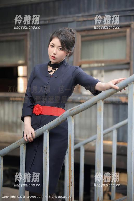 Xiuren秀人网 - 这一组在线图集里的e宝小野猫，套装造型摩登，但似乎她的眼神更能抢戏。