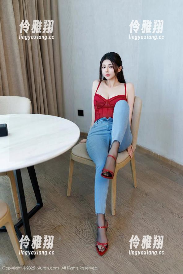 Xiuren秀人网 - 糯美子MINIbabe的牛仔裤私拍，套图里藏着多少不经意的俏皮时刻？