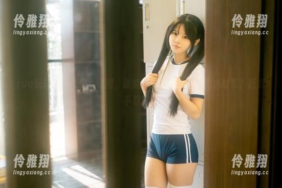 rua阮阮的居家少女套图，谁能拒绝这种浏览时的尴尬呢？赶紧下载吧！