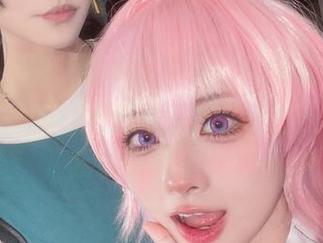 Wendy的“蛇女”系列，原图展示她的幽默感！照片里的她标志性地摆出一副“我就这样了”！