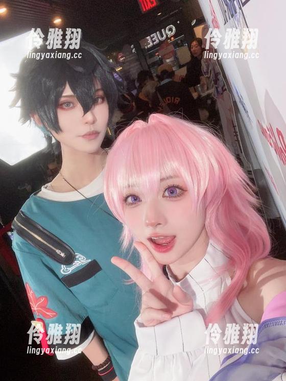 Wendy的“蛇女”系列，原图展示她的幽默感！照片里的她标志性地摆出一副“我就这样了”！