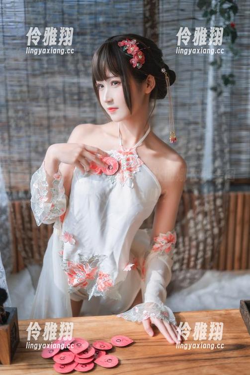 三度69又来了，水边的阿狄丽娜在线美图，被水波吸引吧？