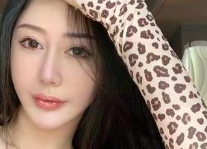 微密圈 - 看不爱笑的赛琳的双人套图，你会怀疑这到底是写真还是戏？