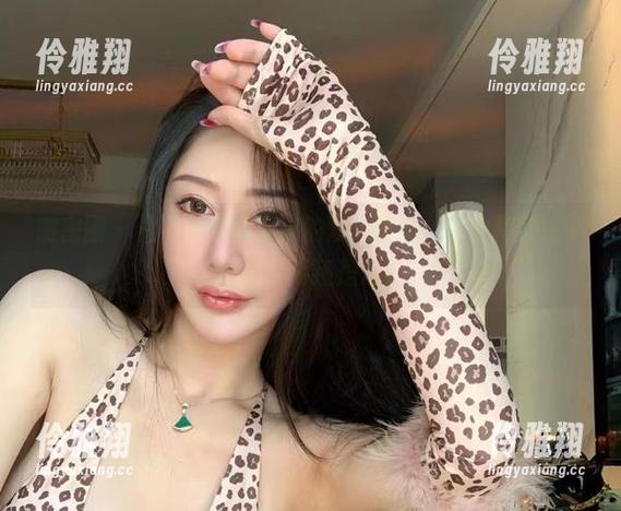 微密圈 - 看不爱笑的赛琳的双人套图，你会怀疑这到底是写真还是戏？