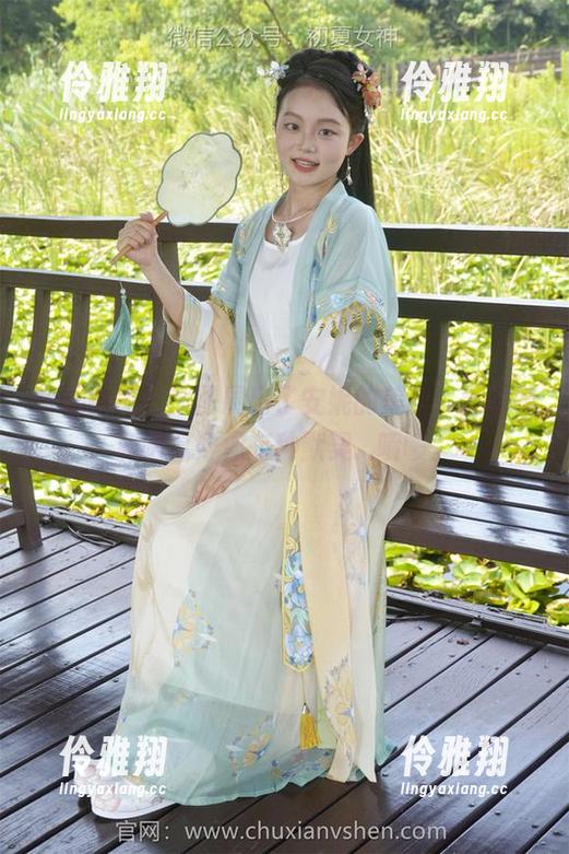 初夏女神-安妮 初夏女神 - 原图展出了安妮的美脚,她的腿和吧台好像有种默契...啧啧。