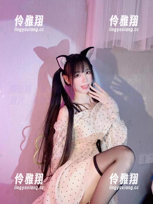 微密圈 - 这一组十万口草莓粥粥最新短裤照片，有种随意又值得细看舒适感，挺懒散的。