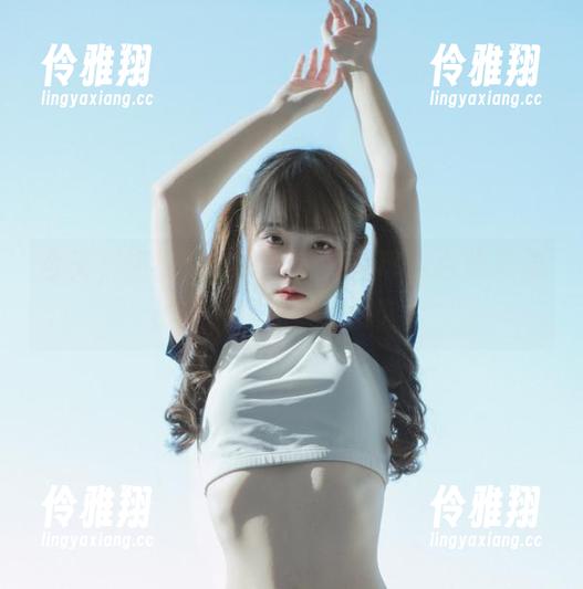 今天，短裤写真集上线，可可小白兔带你体验一场短裤大冒险！