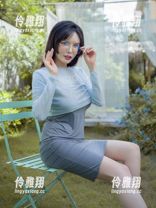 夏小秋秋秋的双马尾写真，原图里我差点分不清是真人还是画的