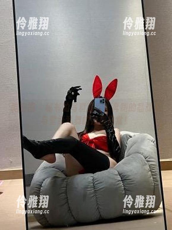 奔跑的晶骡儿 微密圈 - 秘书的写真冒险:奔跑的晶骡儿与壁纸乱舞的沙雕日常!