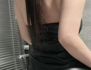 微密圈 - 原图是奶雯在体操服里的优雅舞姿，更新则像一场旋转木马的奇幻之旅。