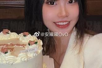 安曜曜与她的‘姐姐’图册：兄妹情深还是暗暗较劲？