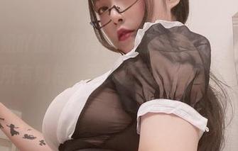 小泉学姐吖的棉袜高清壁纸，超过了我对“袜子”的所有期待，至少这里没塑造“优雅”吧！