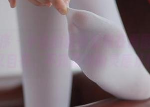 少女秩序 - 小鱼的粉色肚兜在原图里显得生动又自在，不知道她的灵感从何而来