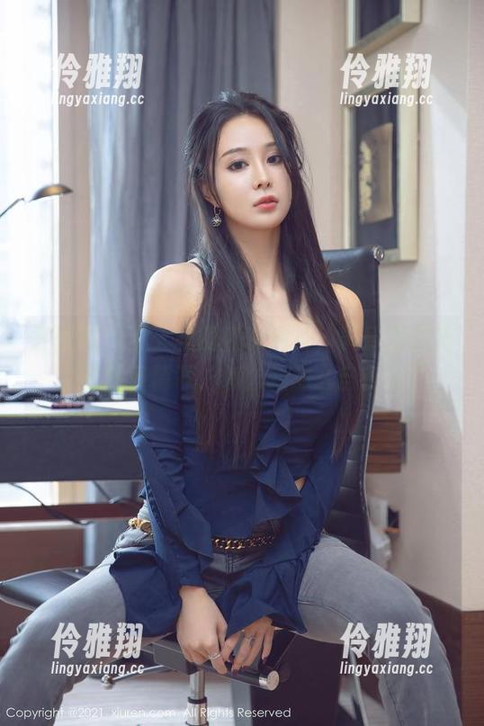 尤蜜荟-黄乐然 尤蜜荟 - 夏天里的私房图片,黄乐然在花丛中打着精乖,怎么就那么自在呢?