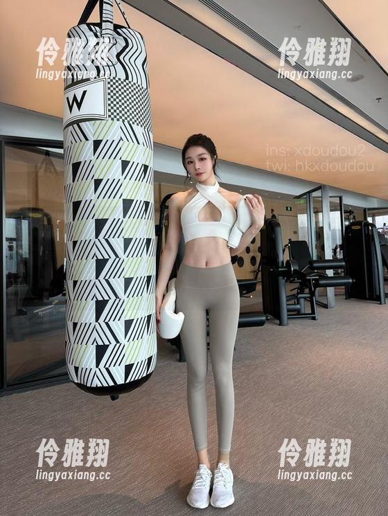 微密圈 - 高跟鞋的原图集合，是小逗逗绝对是个挑战者呀，姿势一个比一个考验脚踝！