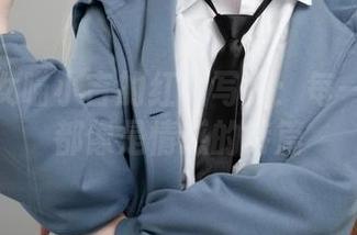 爆机少女喵小吉的红裙写真：每一张美图都像是情感的诗篇