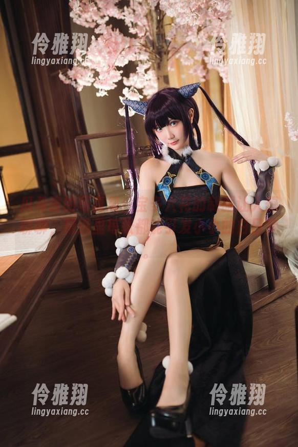 瓜希酱 瓜希酱的写真集:宝多六花的制服让人想聊聊,精选里每张都能引发小小的白日梦。