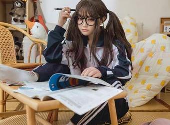 如何才能让神沢永莉的灰丝花裙子从高清写真集里走出来呢？我真希望这一切都是触手可及的!