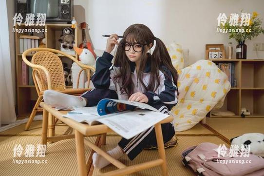 如何才能让神沢永莉的灰丝花裙子从高清写真集里走出来呢？我真希望这一切都是触手可及的!