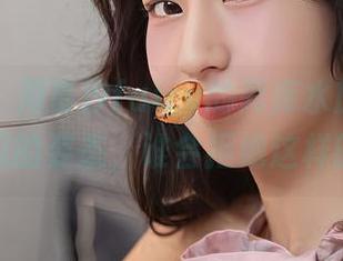 秀人网 - 周慕汐fairy的死库水原图，完全是吃瓜的姿态，谁会拒绝这样的诱惑？