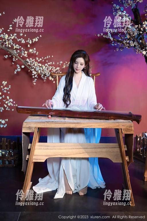 秀人网 - 白白Alina与眼镜：原图侧面，好像还多了些什么……