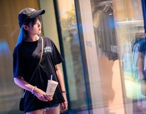 秋楚楚不秃头与搭档的双人套图，妆容好得让人想让她“转正”