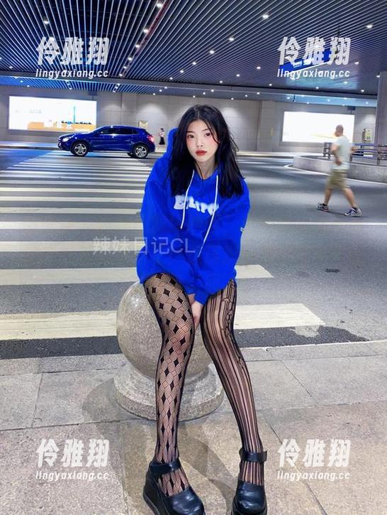 微密圈 - 在肆意的绿纱间，粉色的猪陈佩奇的肉丝新照更新了！这层次分明的搭配真让人想说‘耶’！