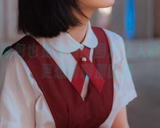 校服：阿包也是兔娘的图片让人欲罢不能，更想聊聊那时候