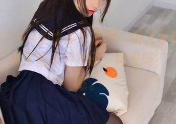 雪琪SAMA的比基尼原图，阴天也能透出那种“我手里拿着椰子，你来吗？”的随意。