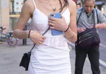 魔镜街拍：紫色紧身连衣裙的图集和写真，难道一定要让我先练瑜伽？